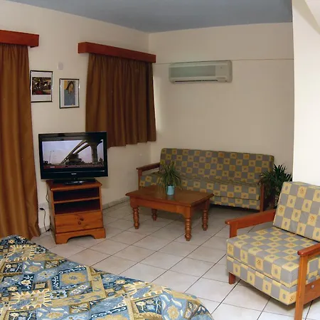 Palm Sea Beach Holiday Suites And لارنكا