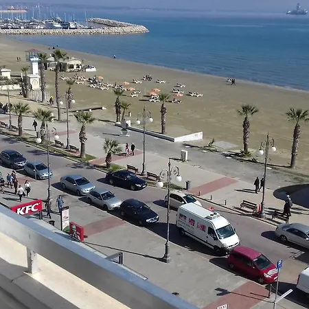 Palm Sea Beach Holiday Suites And Ларнака