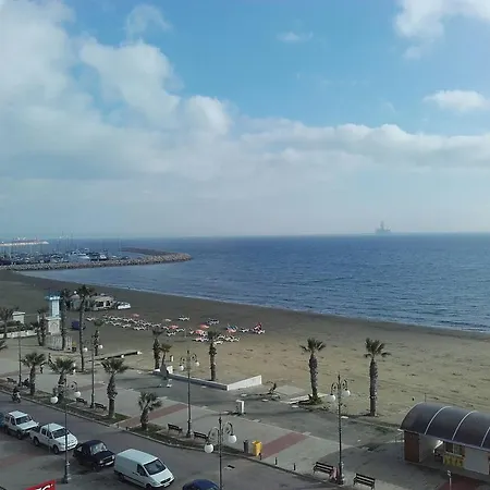 Palm Sea Beach Holiday Suites And Ларнака